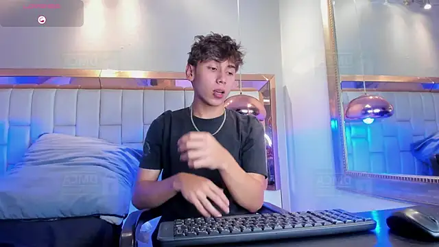 Twinkie Hung online show from November 26, 2025, 9:48 pm