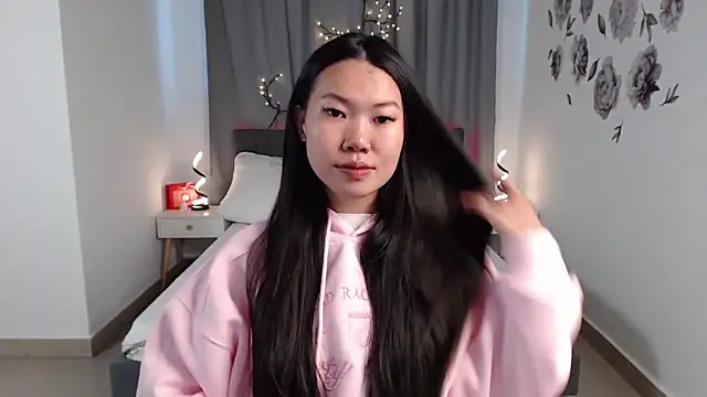 LunaPurrr online show from September 8, 2025, 11:04 pm