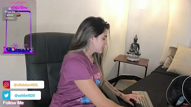 MiaVillalobos online show from October 21, 2025, 12:04 pm