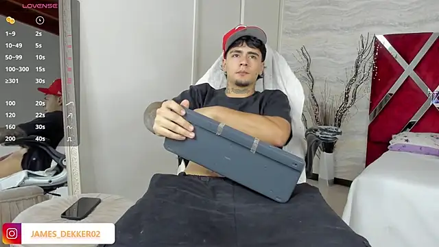 JamesDeker online show from September 29, 2025, 8:14 pm