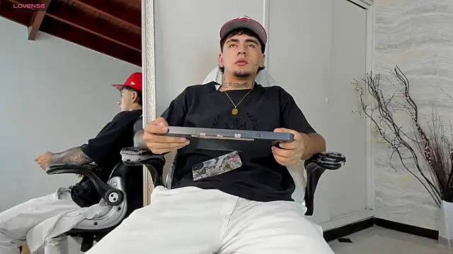 JamesDeker online show from September 19, 2025, 7:51 pm