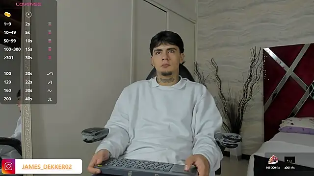 JamesDeker online show from September 30, 2025, 7:53 pm