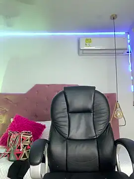 Velveet x online show from November 28, 2025, 11:43 am