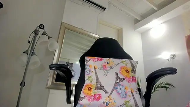 aishathornee online show from April 1, 2026, 7:44 pm