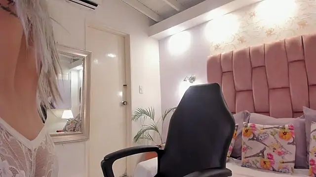 aishathornee online show from October 15, 2025, 9:45 pm