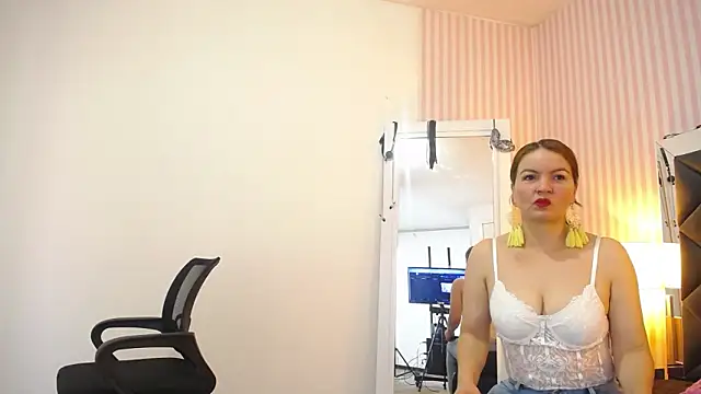 ViictoriaJones  online show from December 18, 2025, 12:31 pm