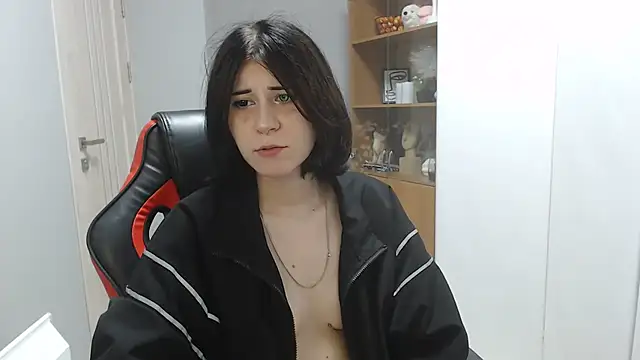 TinaQuiin online show from September 29, 2025, 8:10 am