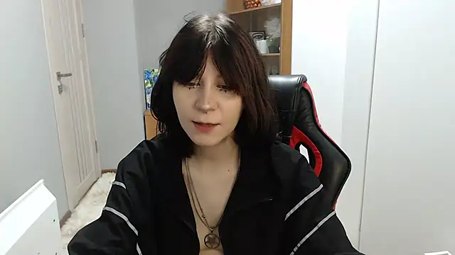 TinaQuiin online show from November 22, 2025, 8:35 am