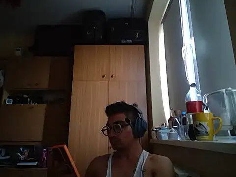 Snapshot of Lokomo32 chatting on May 17, 2026, 4:45 am Lokomo32 online show from May 17, 2026, 4:45 am