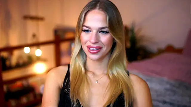 Emilyvanroessel online show from November 25, 2025, 3:23 pm