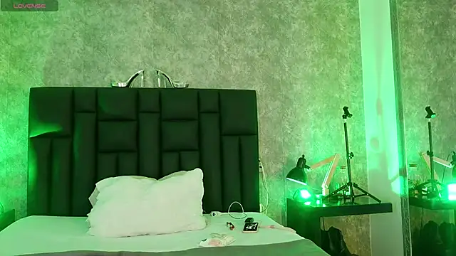 crystaldarliing online show from April 15, 2026, 5:50 pm