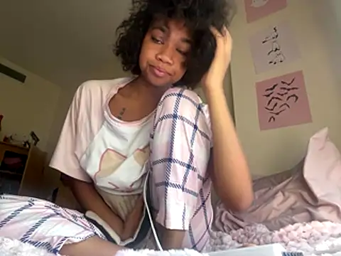 luvrgrllani online show from November 16, 2025, 8:13 pm