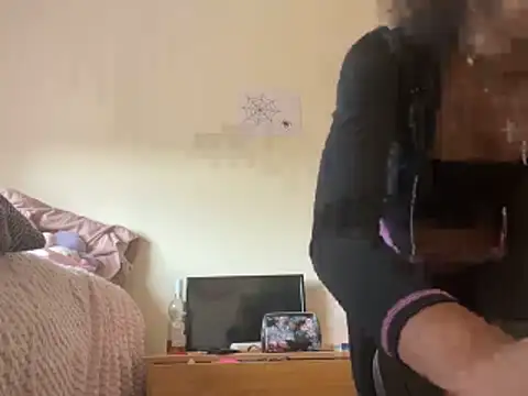 luvrgrllani online show from November 26, 2025, 6:41 pm