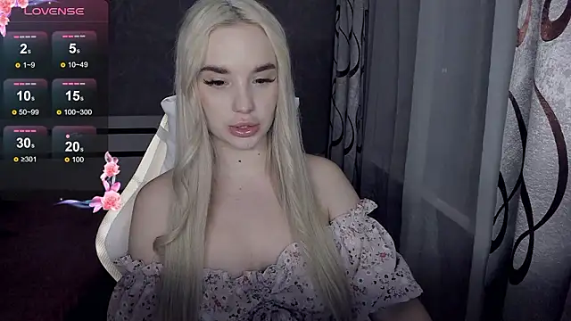 Snapshot of KiraKrox chatting on February 18, 2026, 8:49 pm KiraKrox online show from February 18, 2026, 8:49 pm