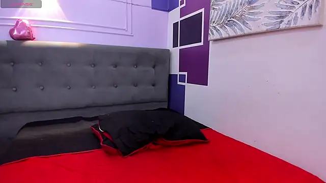 Snapshot of tiiny_emilly chatting on October 6, 2025, 9:48 pm tiiny emilly online show from October 6, 2025, 9:48 pm