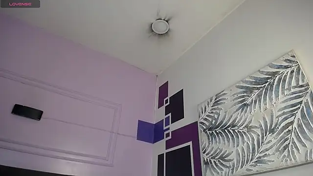 Snapshot of tiiny_emilly chatting on November 9, 2025, 1:04 pm tiiny emilly online show from November 9, 2025, 1:04 pm