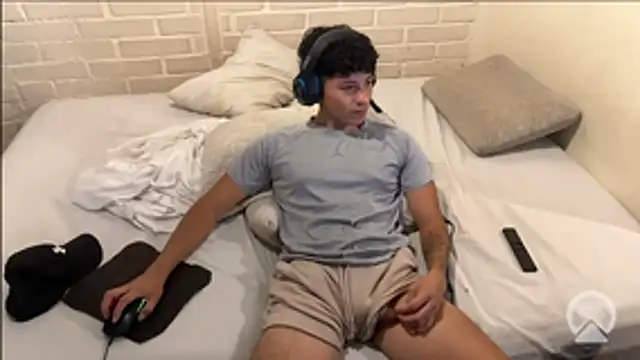 feeelipe2007 online show from February 11, 2026, 11:15 pm