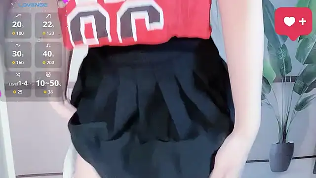 LINNIE05 online show from December 1, 2025, 6:47 am