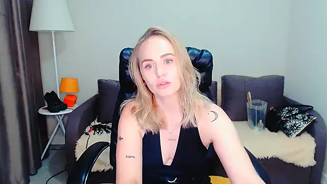 Snapshot of LiluMoon__ chatting on July 16, 2026, 6:05 pm LiluMoon online show from July 16, 2026, 6:05 pm