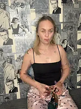 Snapshot of LiluMoon__ chatting on July 15, 2026, 6:48 pm LiluMoon online show from July 15, 2026, 6:48 pm
