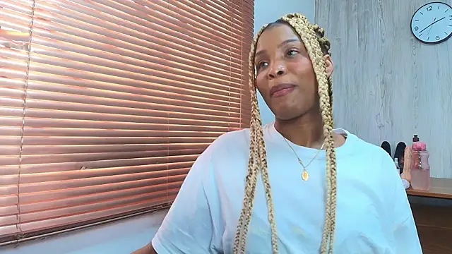 Snapshot of ArianaBeake chatting on October 1, 2025, 7:40 pm ArianaBeake online show from October 1, 2025, 7:40 pm