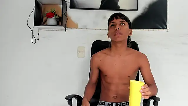 tyler twink boy online show from November 15, 2025, 1:04 pm