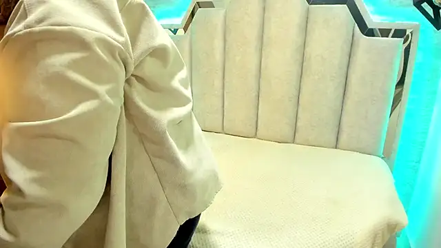  Emily rosee  online show from September 27, 2025, 12:22 pm