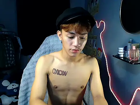 Snapshot of naughtyboyloy_0 chatting on July 15, 2026, 8:32 am naughtyboyloy 0 online show from July 15, 2026, 8:32 am