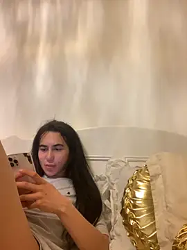 itsyourgirltee online show from April 20, 2026, 10:55 pm