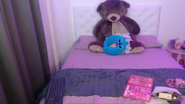 Snapshot of kylie444_ chatting on November 28, 2025, 10:43 pm kylie444 online show from November 28, 2025, 10:43 pm