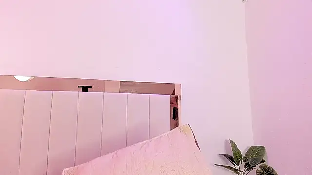 Doll Isa  online show from March 10, 2026, 8:24 pm