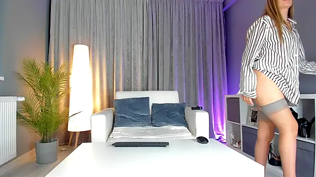 Snapshot of LisaAventi chatting on October 11, 2025, 4:13 am LisaAventi online show from October 11, 2025, 4:13 am