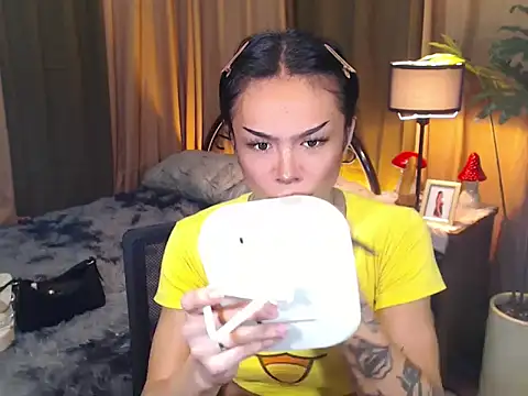 WILDROXIE online show from September 25, 2025, 10:05 pm