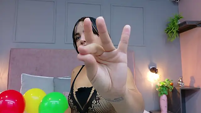 Camila Hill  online show from October 4, 2025, 4:08 pm