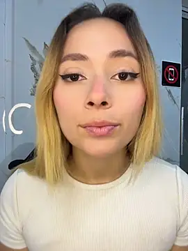 Snapshot of LanaMills_ chatting on May 15, 2026, 5:27 am LanaMills online show from May 15, 2026, 5:27 am