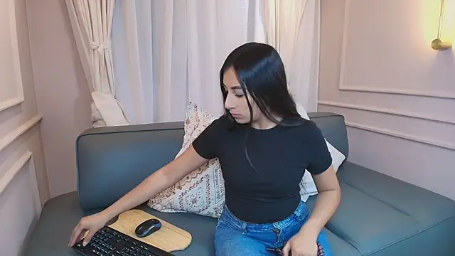 Nahomi key  online show from November 24, 2025, 7:47 pm