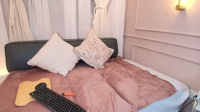 Nahomi key  online show from September 26, 2025, 7:43 pm