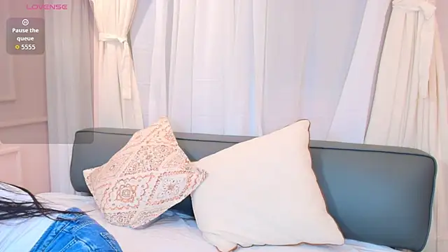 Nahomi key  online show from October 18, 2025, 7:38 pm