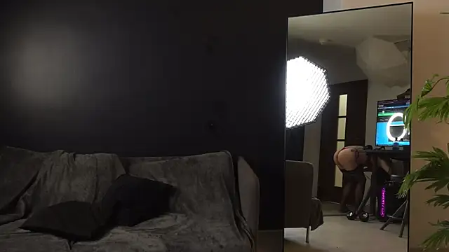 PeachyPixiee online show from October 17, 2025, 5:11 am