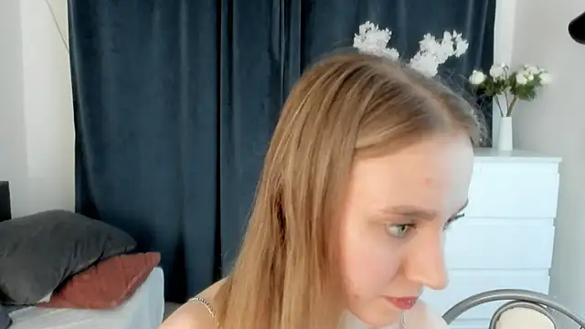 MarenRawicki online show from December 13, 2025, 8:04 pm