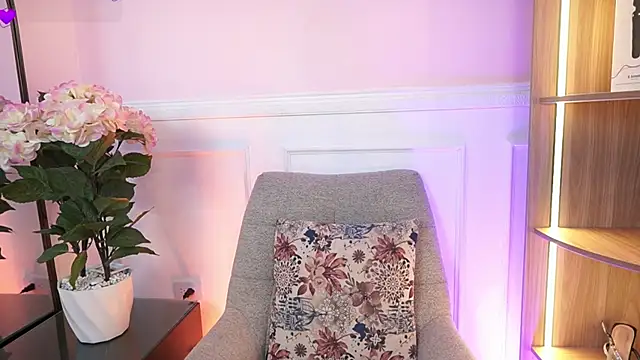 MilaCrave online show from April 9, 2026, 11:38 am