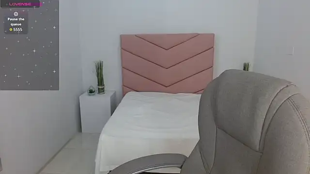 SarayVega  online show from October 7, 2025, 7:37 pm