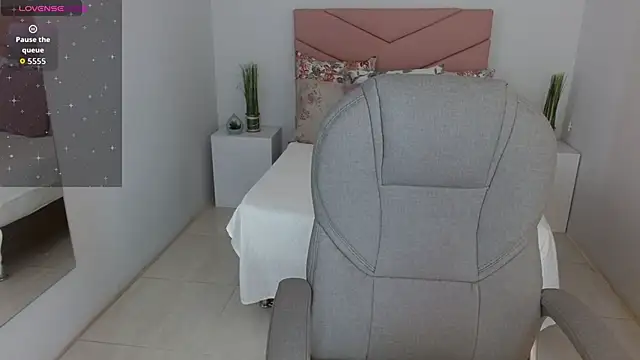 SarayVega  online show from October 15, 2025, 7:00 pm