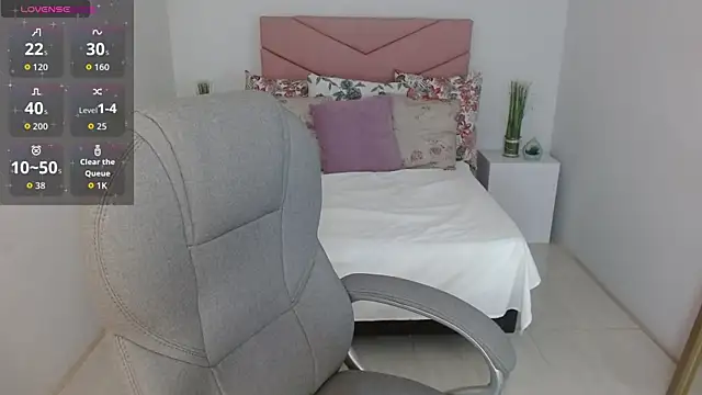 SarayVega  online show from October 25, 2025, 7:25 pm