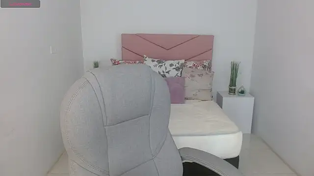 SarayVega  online show from October 24, 2025, 7:24 pm