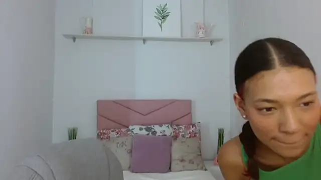 SarayVega  online show from September 13, 2025, 6:52 pm