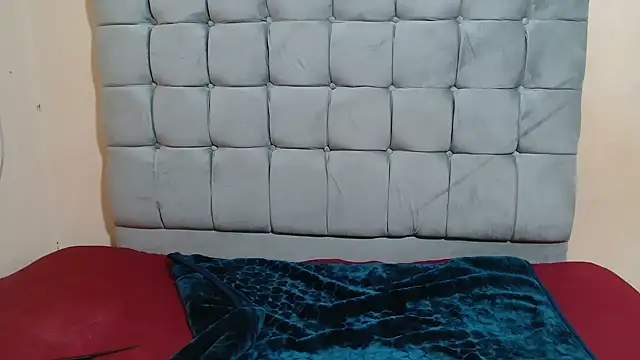 curveAss222 online show from November 26, 2025, 2:50 pm