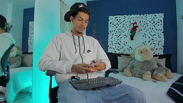 Adonis WB online show from November 14, 2025, 8:56 pm