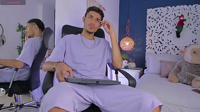 Adonis WB online show from November 24, 2025, 10:10 pm