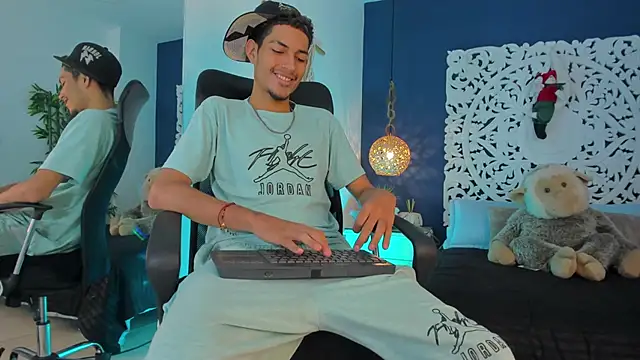 Adonis WB online show from November 19, 2025, 2:11 am